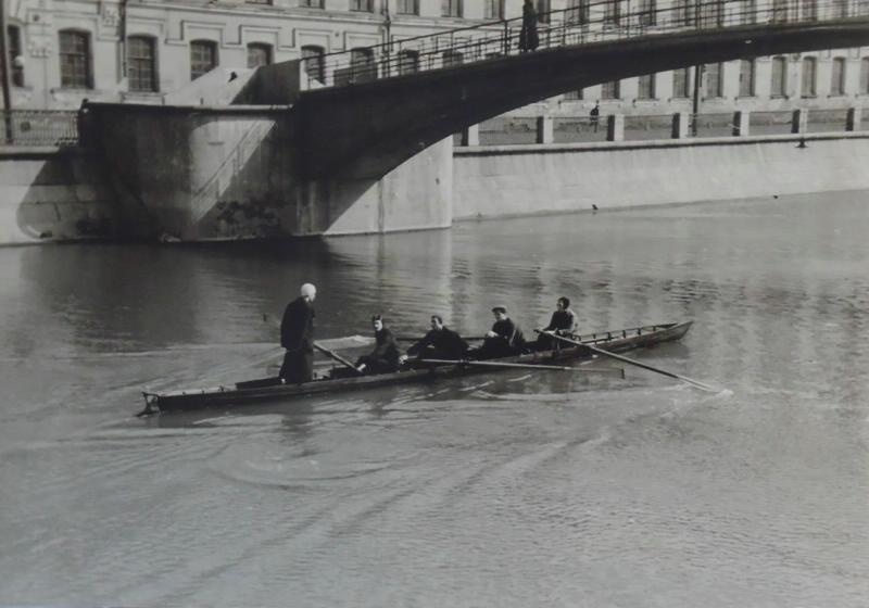 На Обводном канале, 1953 год, г. Ленинград. Выставка&nbsp;«Фотограф Леонид Бергольцев» с этим снимком.