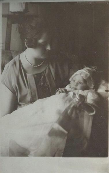Женщина с ребенком, 1920-е
