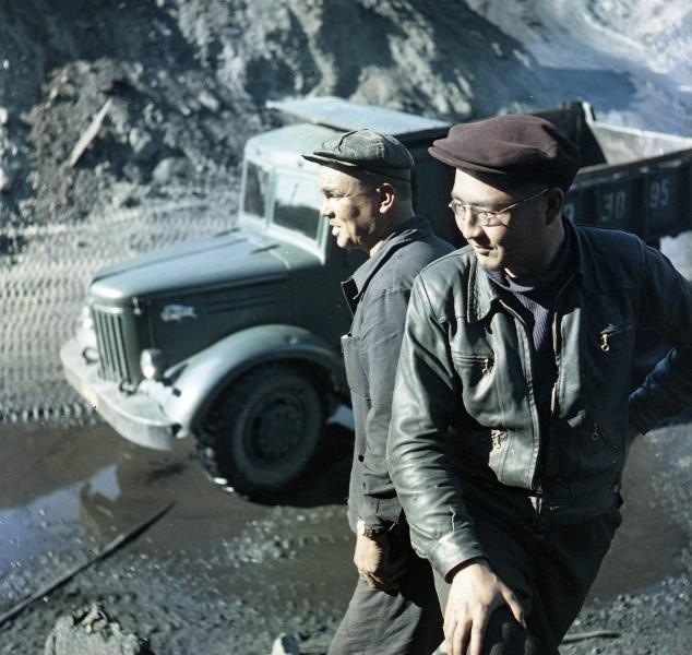 Открытые разработки угля в Гусиноозерске. Мастера П. В. Хамаганов (справа) и В. Н. Рещиков, 1959 год, Бурятская АССР, г. Гусиноозерск
