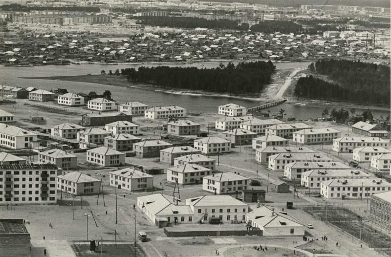 Городской пейзаж, 1968 год, Тюменская обл.. Предположительно, Нижневартовск – поселок, потом город, построенный для нефтяников Самотлора. В феврале 1965 года Нижневартовск объявили комсомольской стройкой.