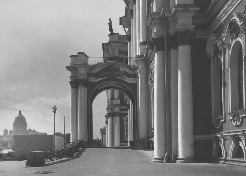 Фасад Зимнего дворца, 1946 - 1949, г. Ленинград. Выставка «Эрмитаж снаружи и внутри» с этой фотографией.&nbsp;