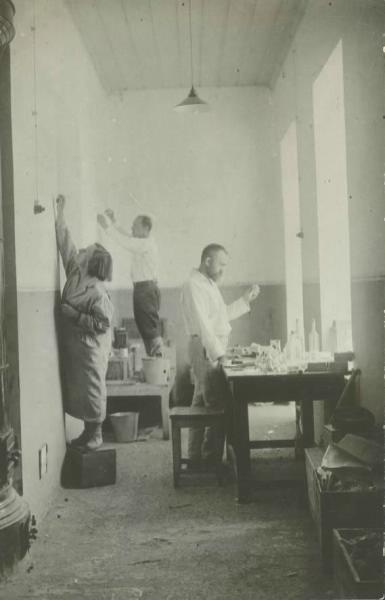 Портрет трех эпидемиологов за работой, 1928 год. Погибли в Ленинградскую блокаду.