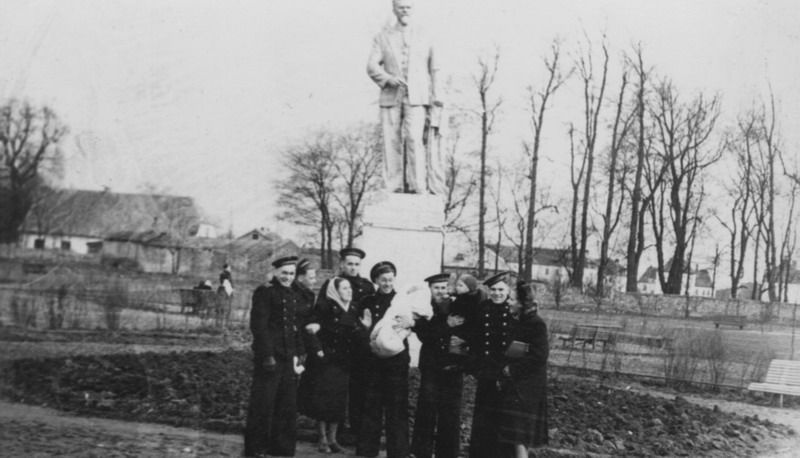 У памятника Калинину, 1950 год, г. Калининград. Из семейного архива В. Г. Пигулевского.&nbsp;Город Калининград до 4 мая 1946 назывался Кенигсберг.