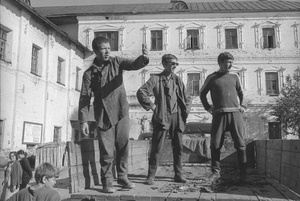 Студенты стройотряда МГУ во дворе монастыря, 1967 год, Архангельская обл., Соловецкий о.. Из серии «Студенческий отряд МГУ на Соловках».