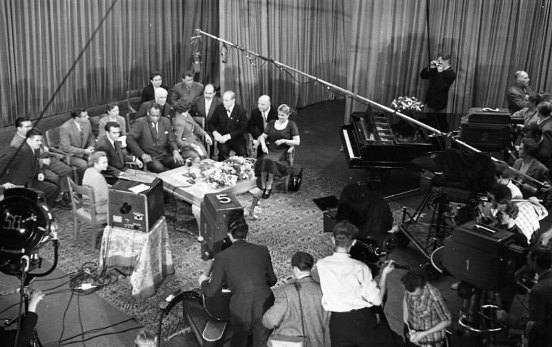 Американский певец и правозащитник Поль Робсон с супругой Эсландой, певец Иван Семенович Козловский и другие в телевизионной студии, 1958 год, г. Москва