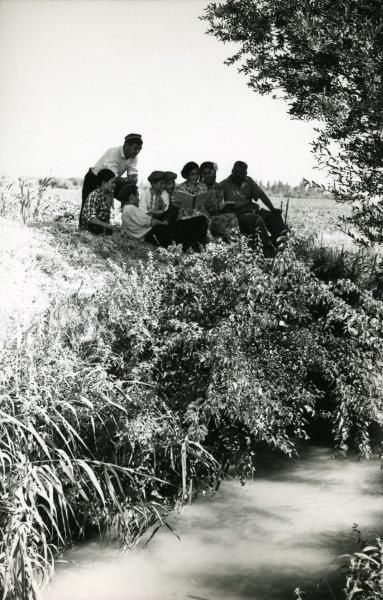 Группа людей на берегу речки, 1955 - 1965