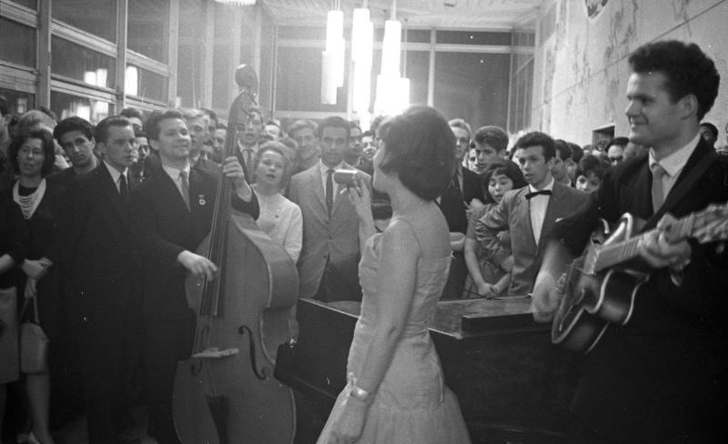 На вечере дружбы. Певица (Тамара Миансарова?) с ансамблем, 1963 - 1964, г. Москва