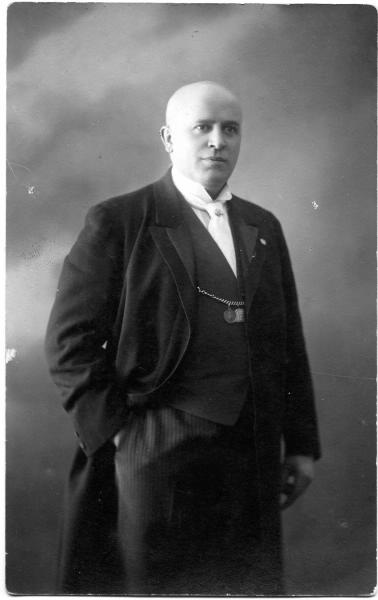 Портрет мужчины в сюртуке, 1910-е