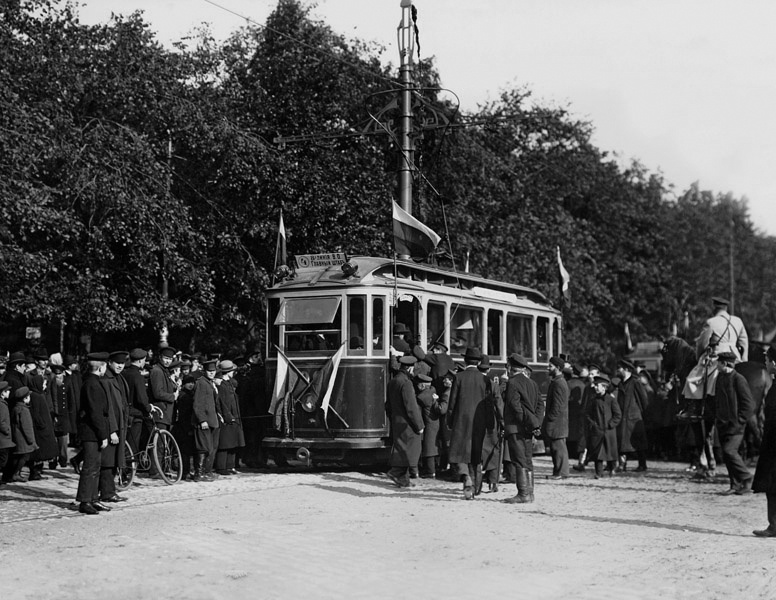 Вагон трамвая на остановке «Александровский сад» в день открытия трамвайного движения в Петербурге, 16 сентября 1907, г. Санкт-Петербург
