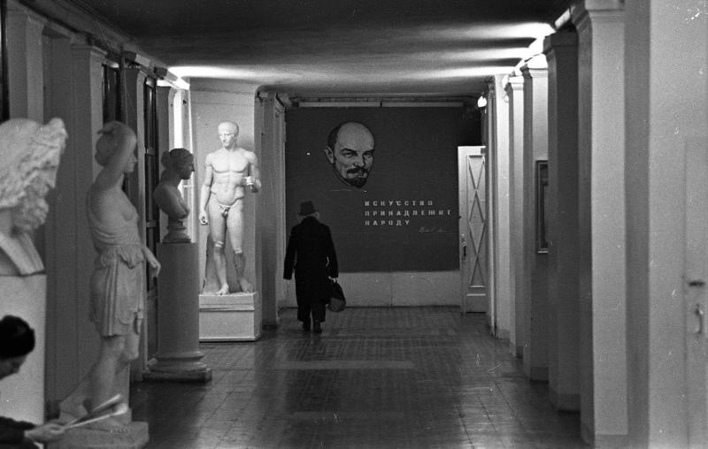 В музее, 1970-е, г. Москва