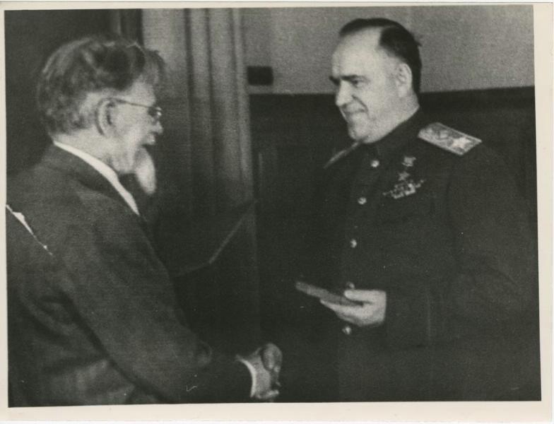 Георгий Жуков получает награду из рук Михаила Калинина, 1943 год