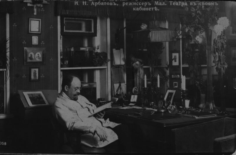 Николай Арбатов, режиссер Малого (Суворинского) театра, в своем кабинете, 1910 год, г. Санкт-Петербург