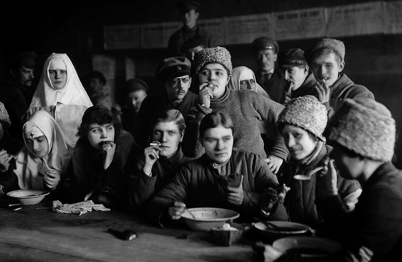 Красноармейцы и сестры милосердия на обеде, январь 1920. Выставка «Суп насущный»,&nbsp;«Помгол: голодные игры советской власти» с этим снимком.