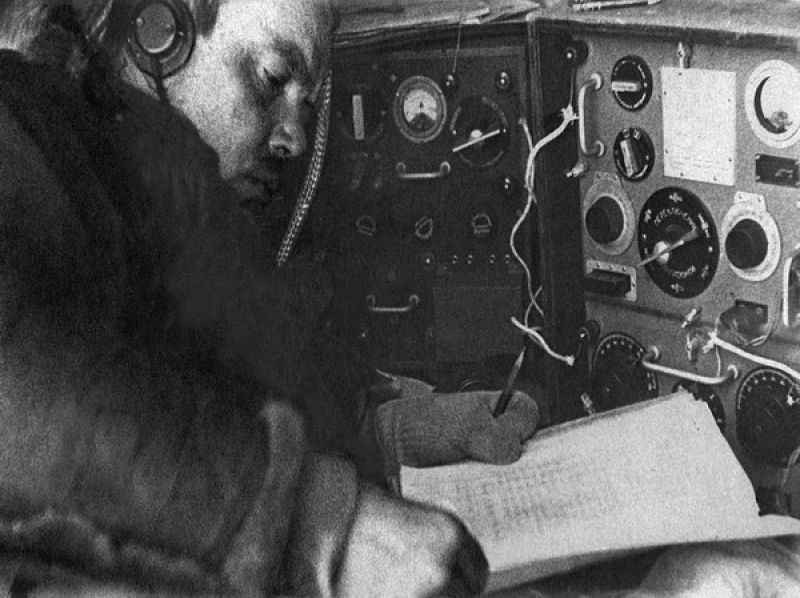 Радист Эрнст Кренкель за работой. Станция «Северный Полюс-1», 1937 год. Видео «Гениальный радист и "дедушка советского радиолюбительства" Эрнст Кренкель» с этой фотографией.