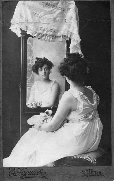 Женский портрет у зеркала, 1905 - 1910, г. Пенза