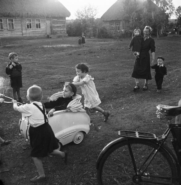 «У них свой транспорт», 1957 год, Тамбовская обл., колхоз «Коминтерн». Выставка «Тише едешь, дальше будешь» с этой фотографией.&nbsp;