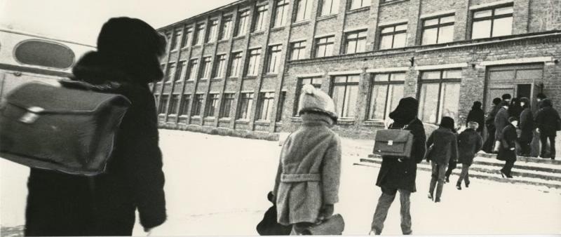 Чистые пруды. Средняя школа, 1980-е, г. Москва. Выставка «Снова к делам» с этой фотографией.
