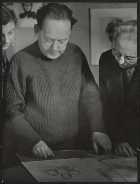Художник Джон Хартфилд и Ольга Третьякова в мастерской Александра Родченко, 1957 год, г. Москва