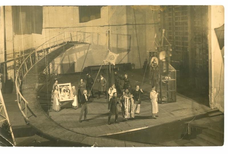 Театр имени Всеволода Мейерхольда. Пролог спектакля «Лес», январь 1924, г. Москва. Видеовыставка «Мейерхольд» с этой фотографией.&nbsp;