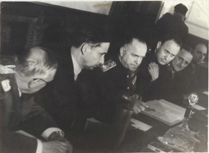 Подписание акта о капитуляции Германии, 8 мая 1945, Германия, г. Берлин. Сидят (слева направо): Андрей Вышинский, Маршал Королевских ВВС Артур Теддер, маршал Советского Союза Георгий Жуков, генерал-полковник Иван Серов, Генерал Армии США Карл Спаатс.Выставка «Фотографии Марка Редькина» с этим снимком.