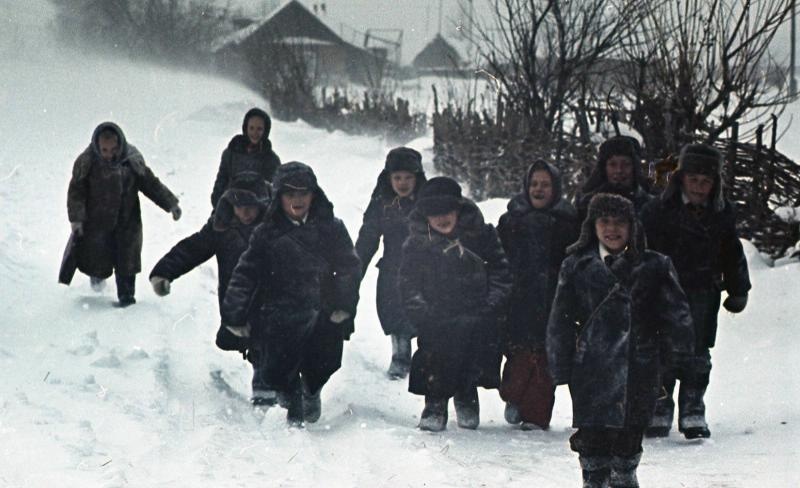 Дети села Перекаль возвращаются из школы, 1959 - 1960, Рязанская обл., Рыбновский р-н, с. Перекаль