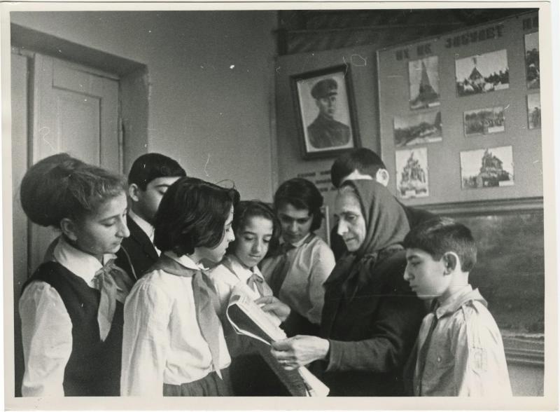 Дочь Сергея Оганяна с пионерами, 1970-е