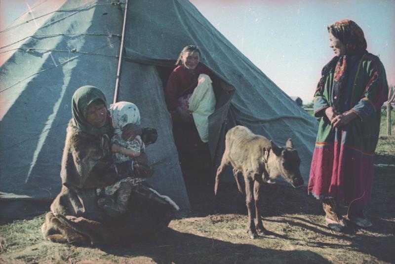 Фото Женщины с детьми около чума, 1965 год, Архангельская обл