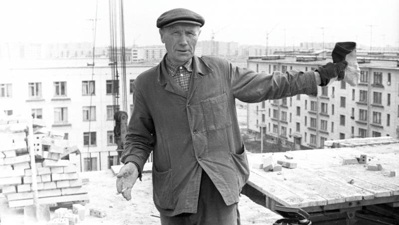 Каменщик Владимир Филиппов на строительстве жилого дома в Купчино, 1967 год, г. Ленинград