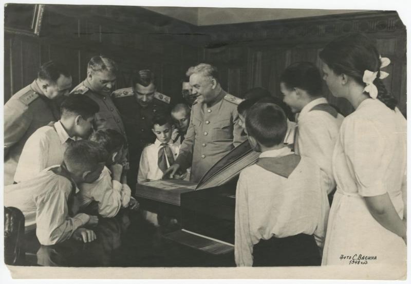 Алексей Антонов, Александр Василевский, Леонид Говоров, Николай Булганин с пионерами, 1948 год