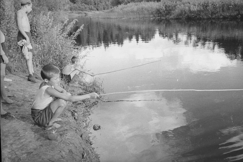 Дети около водоема, 1938 год, Московская обл.