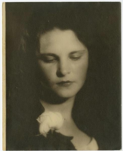 Девушка с розой, 1920-е. Портрет Зины Кальменковой.