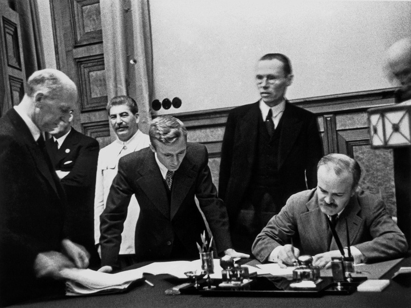 Вячеслав Молотов подписывает советско-германский пакт о ненападении, 23 августа 1939, г. Москва. Видеовыставка «Вячеслав Молотов. Второй после Сталина» с этой фотографией.