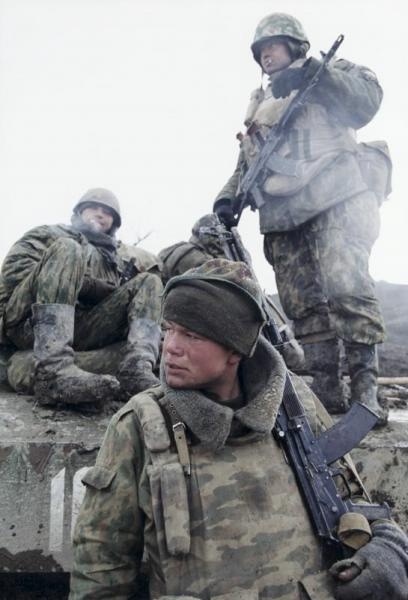 Солдаты, 1999 год, Чеченская Республика. 7 августа 1999 года началась Вторая чеченская война. Активная фаза боевых действий продолжалась с 1999 года по 2000 год.