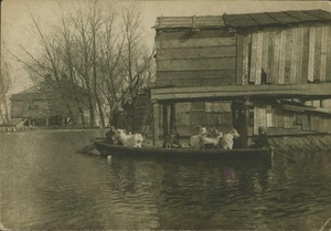 Во время наводнения. «Переселенцы» на Трухановке, 1 января 1970, Киевская губ.. Выставка «СССР в 1970 году» с этой фотографией.