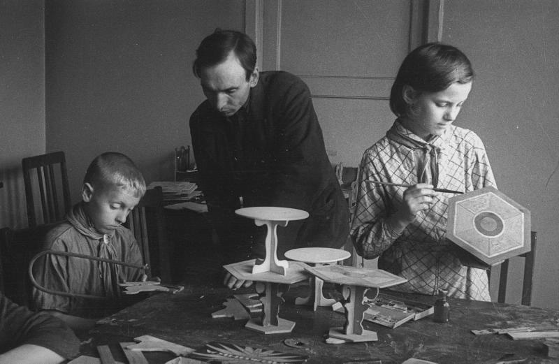 Дети на занятиях по домоводству, 1942 год