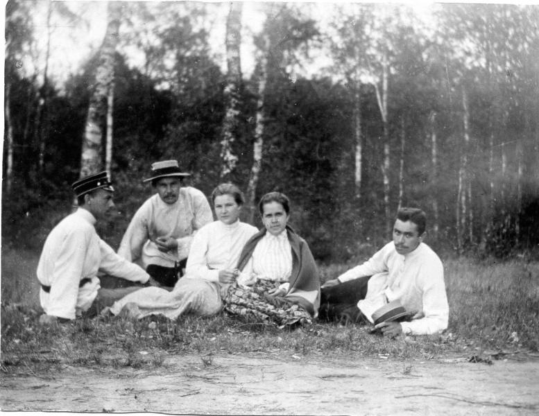 Мужчины и женщины сидят на обочине дороги, 1900 - 1901