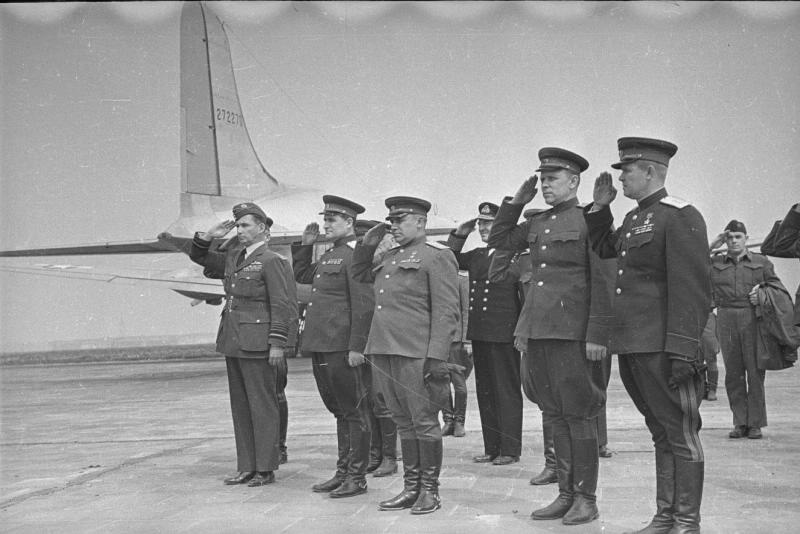 Советские военачальники и представители войск союзников на аэродроме, 1945 год, Германия, г. Берлин