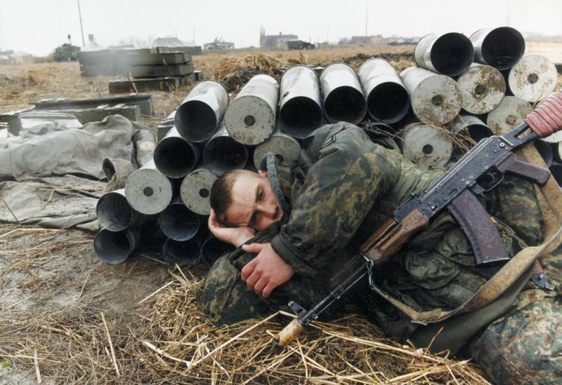 Солдат, 1 января 1999 - 1 декабря 1999, Чеченская Республика. Выставка «Защитники Отечества» с этой фотографией.7 августа 1999 года началась Вторая чеченская война. Активная фаза боевых действий продолжалась с 1999 года по 2000 год.
