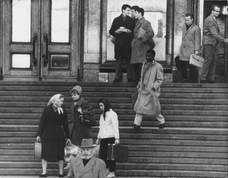 Вход в Главное здание МГУ имени М. В. Ломоносова, 1963 год, г. Москва. Выставка «Минск. Москва» с этой фотографией.