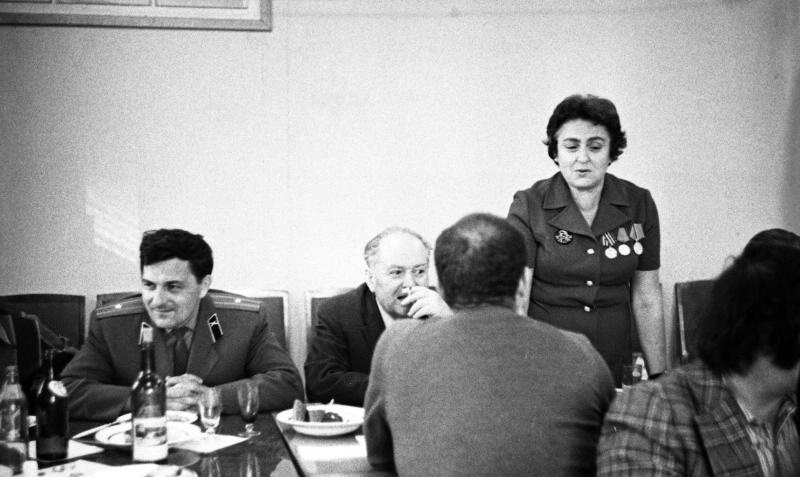 20-летие журнала «Юность». Гости за столом, 10 июня 1975, г. Москва
