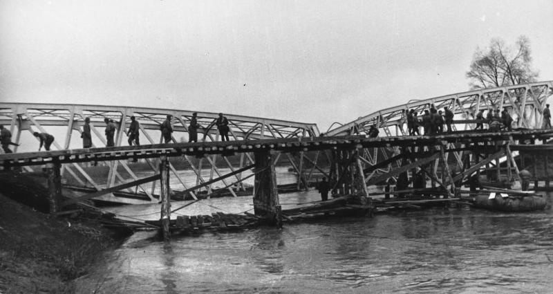 Саперы строят временный мост через реку Буг, апрель 1944, Белорусская ССР
