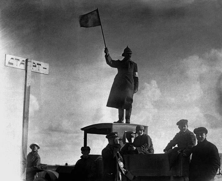 На старте автомобильного пробега Москва – Петроград, 1923 год, г. Москва. Выставка «СССР в 1923 году» с этой фотографией.