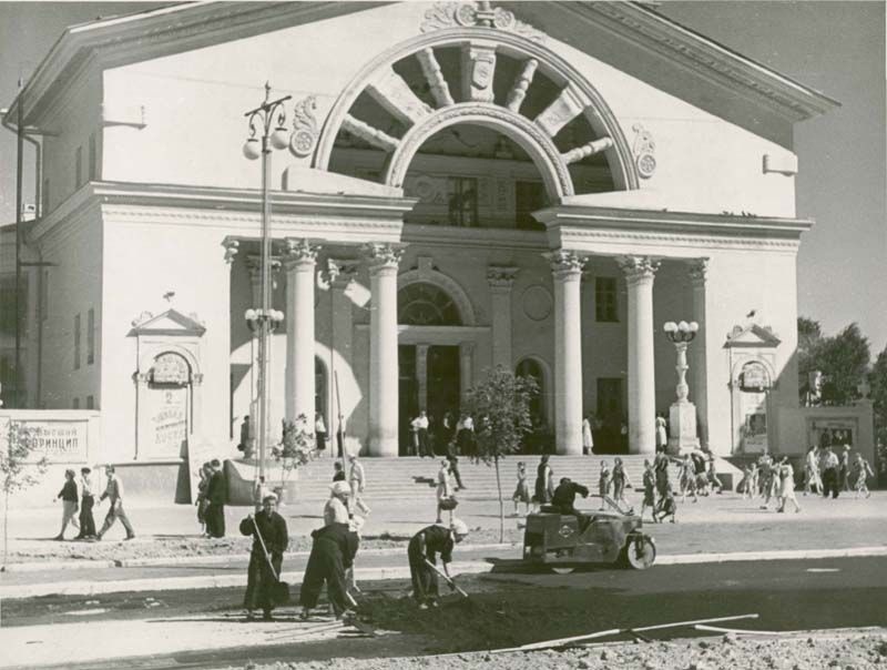 Асфальтирование дороги у кинотеатра «Комсомолец», май 1961, г. Череповец