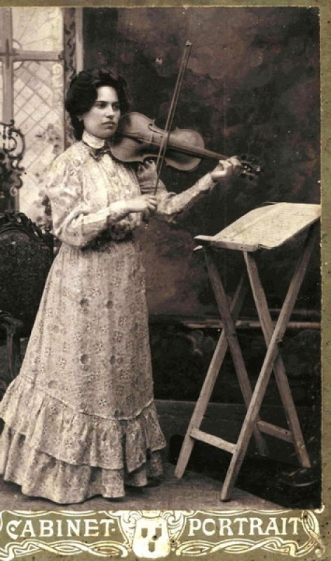 Портрет Розалии со скрипкой, 1906 год, Владимирская губ., г. Муром. Из архива семьи Свердловых.