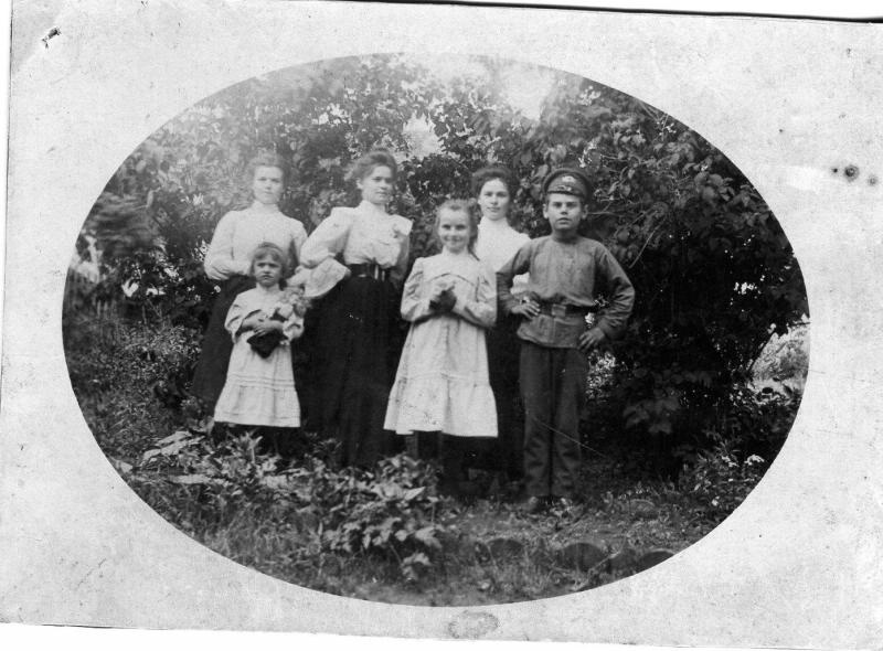 Дети на фоне кустов, 1910-е