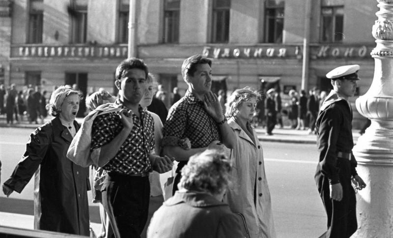 Пешеходы на Невском проспекте, 1960-е, г. Ленинград