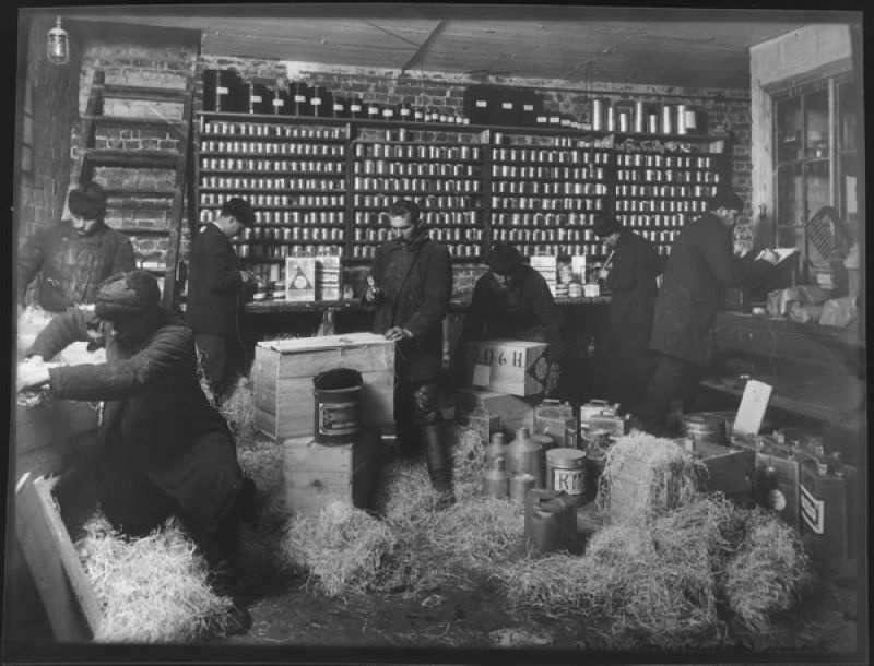 Рабочие за упаковкой продукции, 1913 год