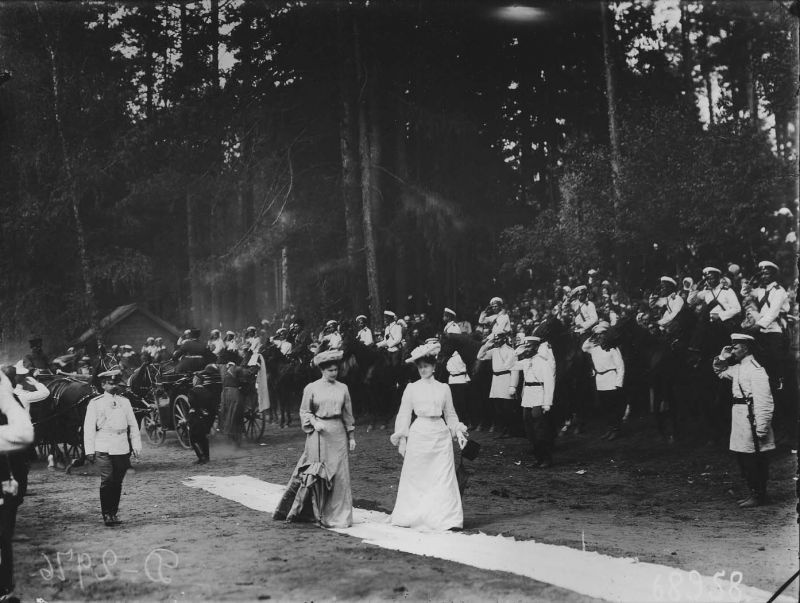 Отряд казаков приветствует членов Императорской фамилии, приехавших к часовне Серафима Саровского, июль 1903, г. Саров. Выставка «Казаки» с этой фотографией.