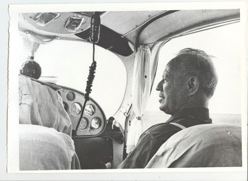 Михаил Шолохов в кабине самолета, 1960-е