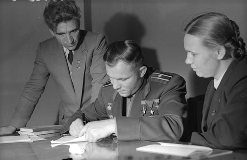 Юрий Гагарин, подписывающий автограф, 23 октября 1961, г. Москва, ВДНХ